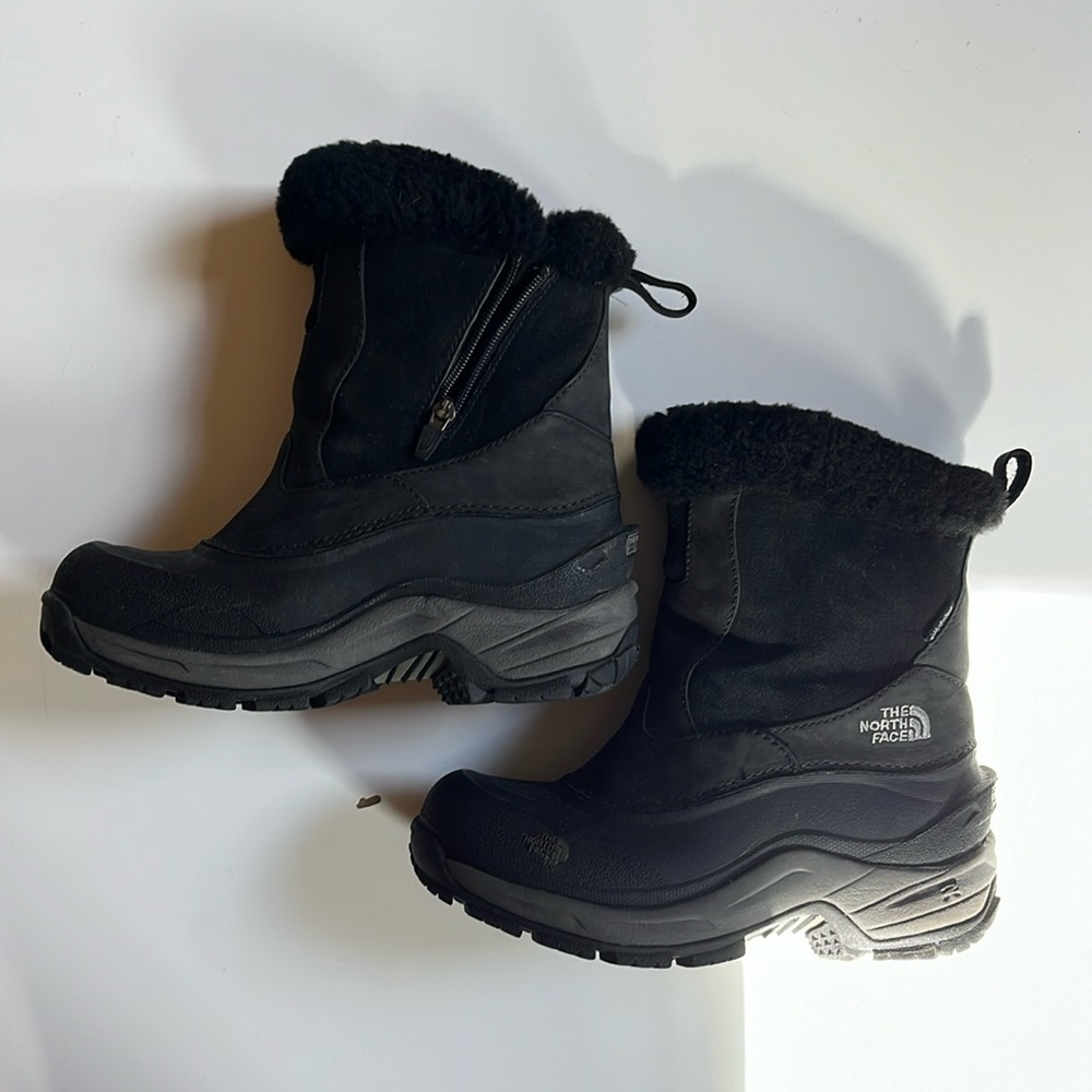 North Face heavy duty boots in size 6.5 barely worn